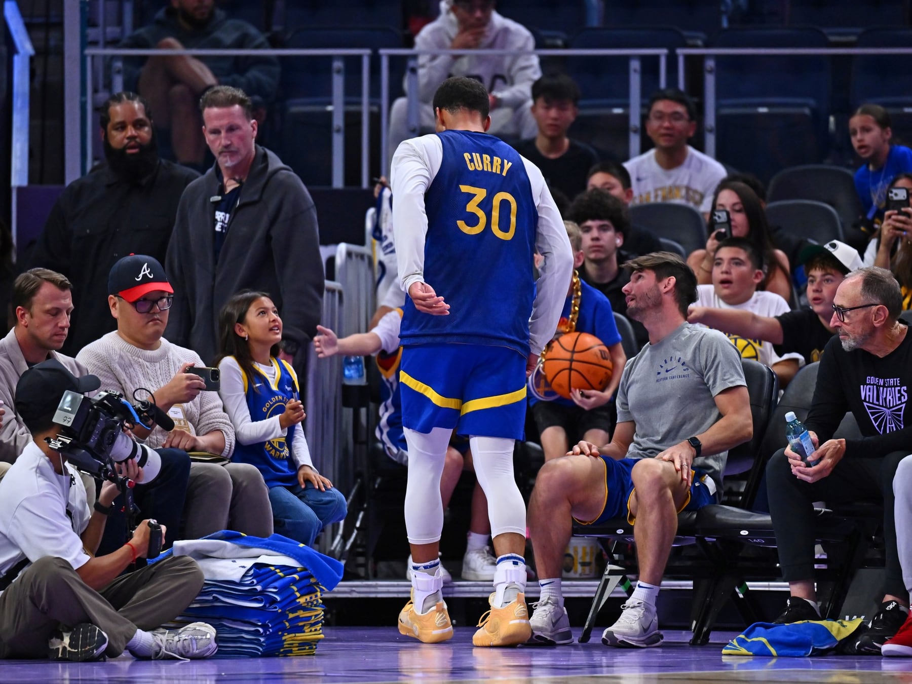 Stephen Curry, entre los dólares y el tobillo: renueva por menos y se hace pegar un susto a días del debut