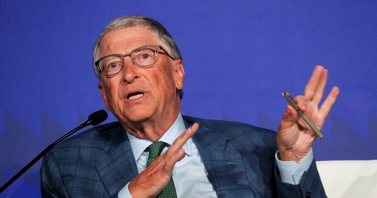 Bill Gates reclamó desde el Vaticano que los gobiernos se hagan cargo de regular la inteligencia artificial antes de que sea tarde