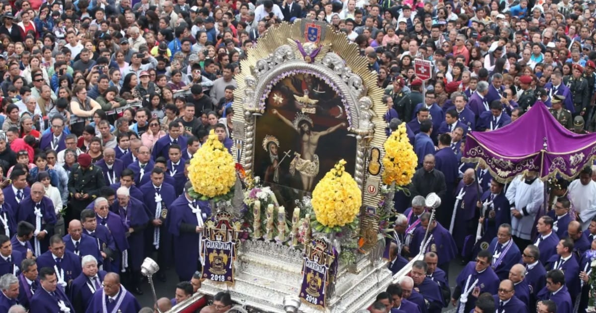 El Cristo Moreno vuelve a las calles de Lima y arrastra a miles por el Centro Histórico