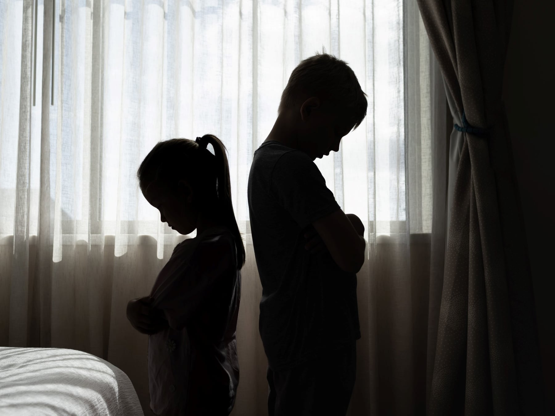 La infancia que cada uno guarda: por qué dos hermanos criados bajo el mismo techo pueden recordar mundos distintos