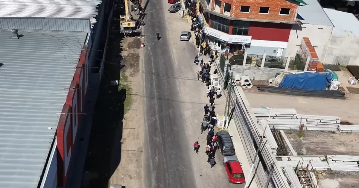 La fila de la dignidad: diez cuadras de argentinos buscando un empleo en blanco en Ezeiza