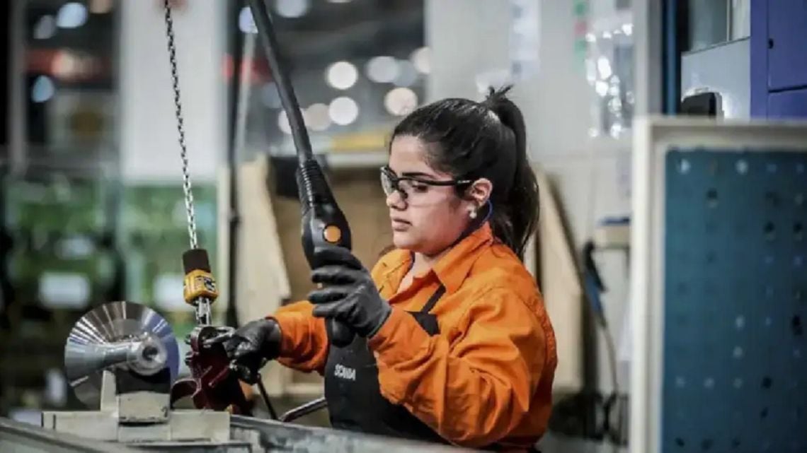 La economía pisó el freno en agosto: el EMAE apenas se movió 0,1% y la industria volvió a retroceder
