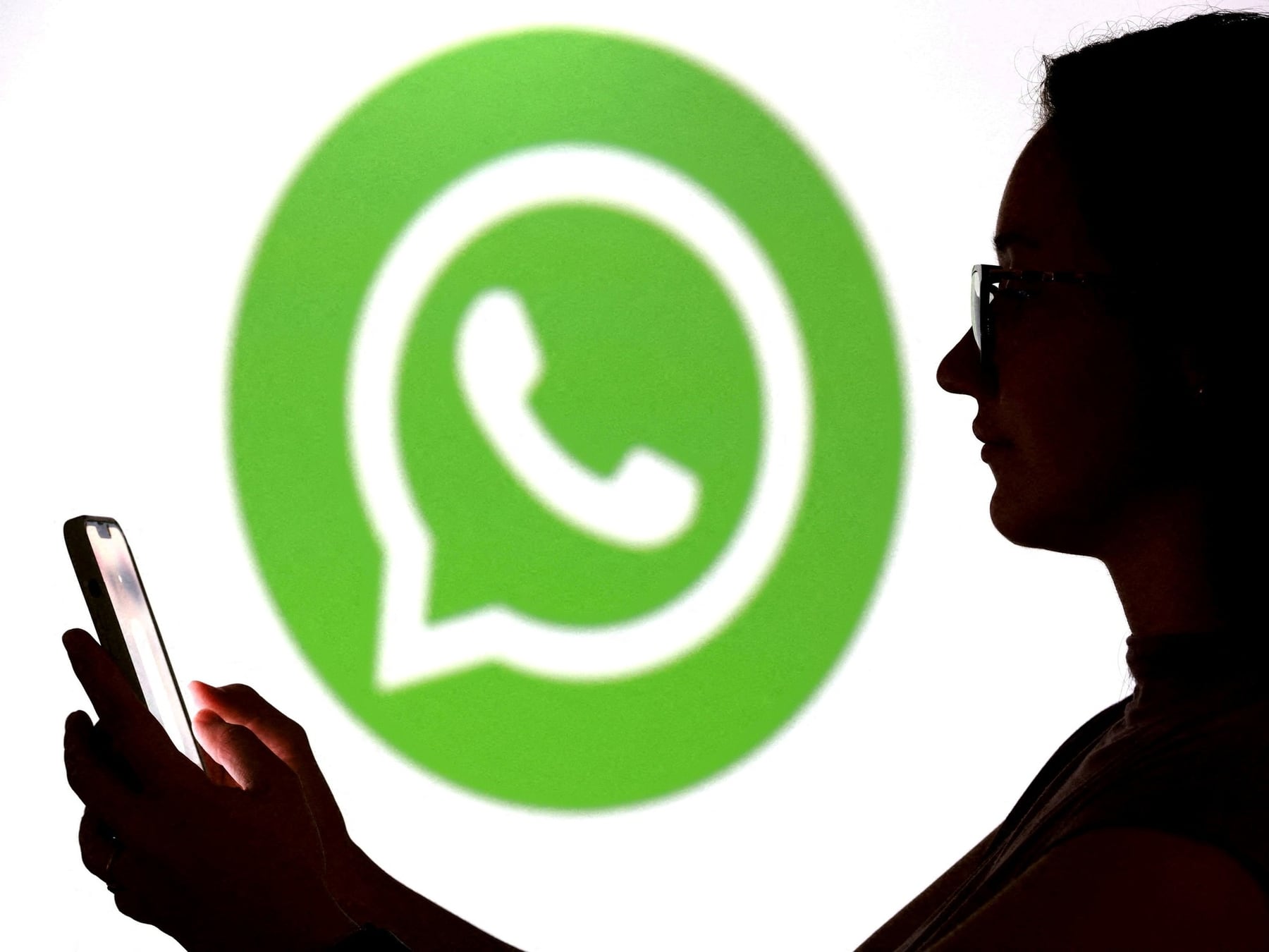 WhatsApp en cuatro pantallas: cómo saber si alguien más está leyendo tus mensajes