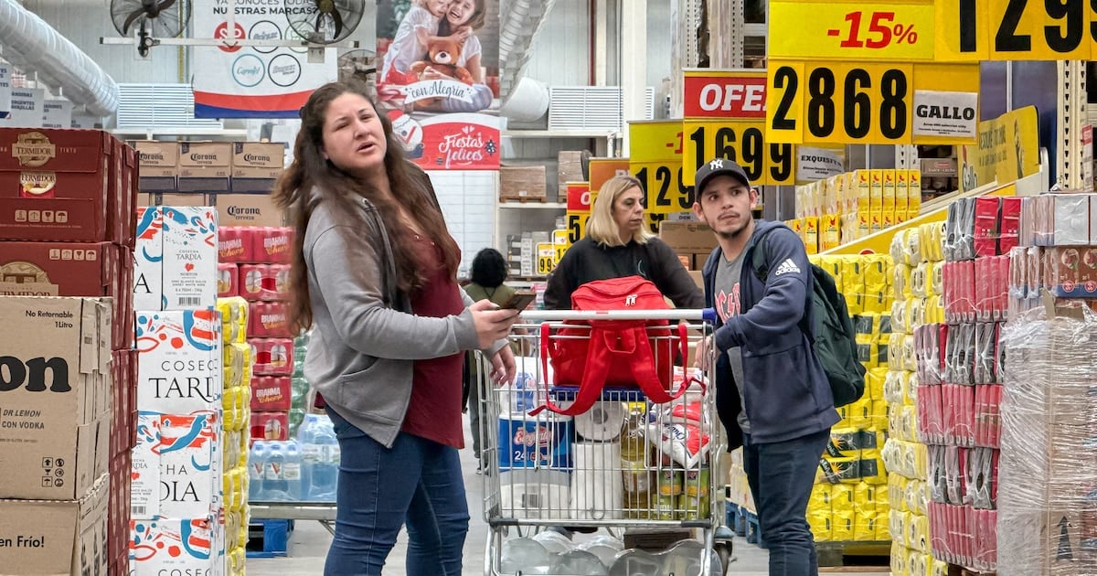 La venta real de alimentos y otros productos retrocedió en agosto y acumula una baja cercana al 3%