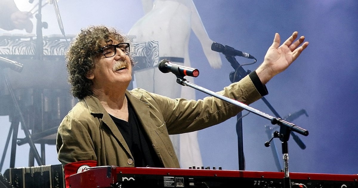 Charly García cumplió 75 años entre flores, canciones y el abrazo de todo el país