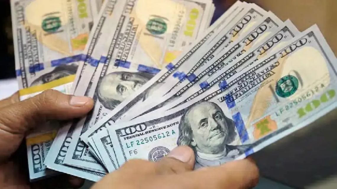 El dólar informal terminó el lunes en 1.575 pesos y las cotizaciones financieras mostraron diferencias